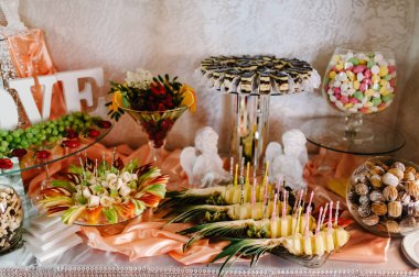 Tatlı tablo kek, Top kek, tatlılar, meyveler ve hediyeler ile dekore edilmiş