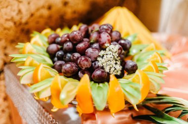 Düğün için taze dilimlenmiş meyve ile plaka