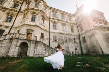 Gelin ve damat vintage astle, düğün töreni için Rönesans Sarayı çevresinde yürüyüş