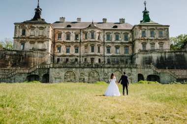 Gelin ve damat vintage astle, düğün töreni için Rönesans Sarayı çevresinde yürüyüş