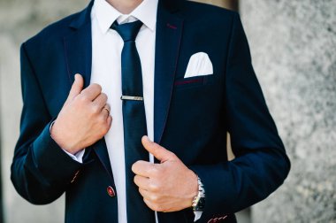 Damat Düğün töreni için hazırlanıyor Görünümü Kapat