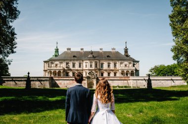 Gelin ve damat vintage astle, düğün töreni için Rönesans Sarayı çevresinde yürüyüş