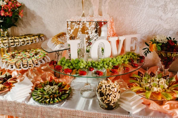 Mesa Postres Decorada Con Pasteles Cupcakes Dulces Frutas Golosinas — Foto de Stock