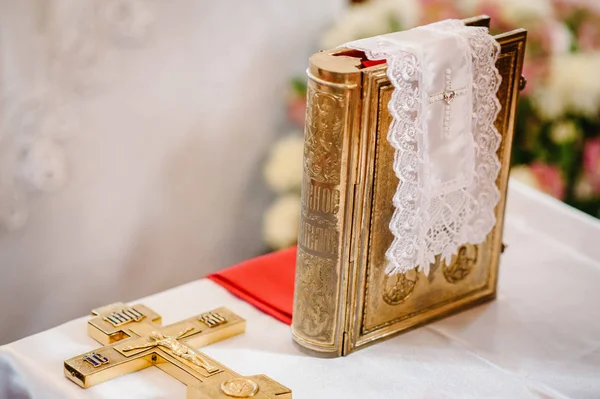 Svatá Bible Kříž Stolku Kostele — Stock fotografie