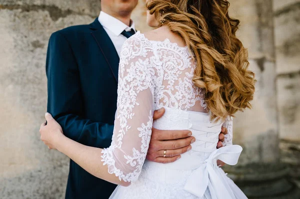 Visão Traseira Noivo Abraçando Noiva Vestido Branco Elegante — Fotografia de Stock