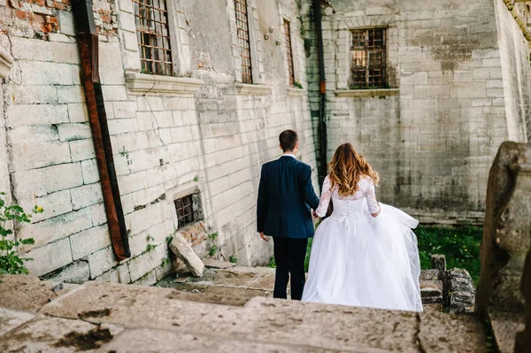 Novia Novio Caminando Por Astle Vintage Palacio Renacentista Para Ceremonia — Foto de Stock