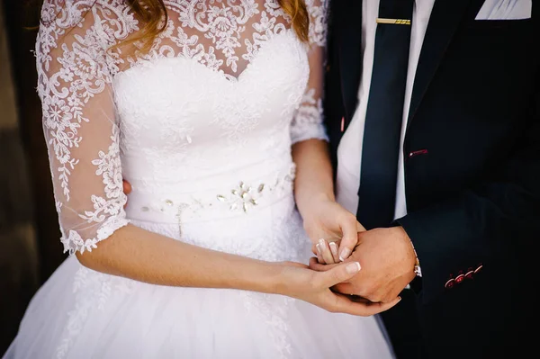 Nahaufnahme Des Bräutigams Der Die Hand Der Braut Hält — Stockfoto