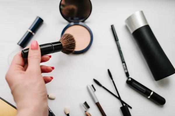 Mujer Pincel Mano Sobre Fondo Blanco Claro Varios Productos Maquillaje —  Fotos de Stock
