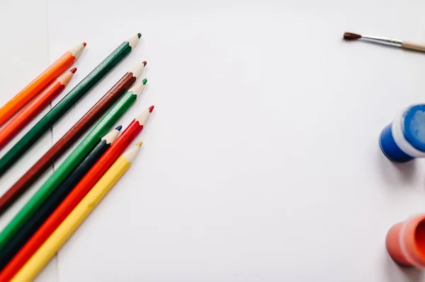 Werkruimte Van Kunstenaar Met Kleurpotloden Aquarel Verf Penselen Schetsboek Witboek — Stockfoto