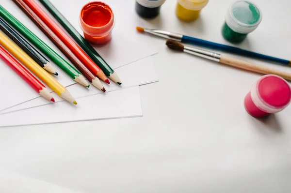 Werkruimte Van Kunstenaar Met Kleurpotloden Aquarel Verf Penselen Schetsboek Witboek — Stockfoto