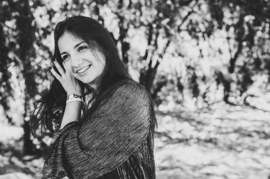 Ağaçlar arka plan üzerinde poz gülümseyen güzel mutlu sexy genç kız. Parti boho tarzı. Hen-partiler akşam kızlık 