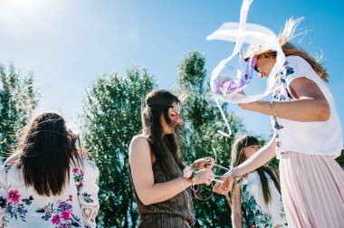 Çiçek yaka çiçeği yandan kumlu plajda güzel mutlu seksi kızlar. Parti boho tarzı. Hen-partiler akşam kızlık 