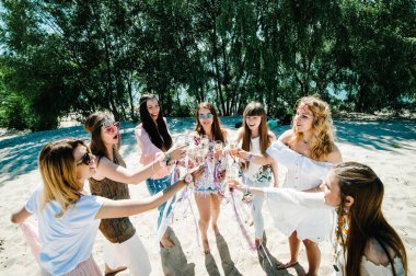 çiçek boutonnieres bardak şampanya tungur eller kızları ile şık seksi genç kız. Parti boho tarzı. Hen-partiler akşam kızlık  