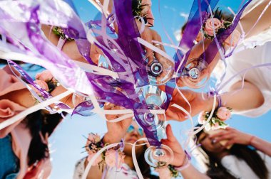 çiçek boutonnieres bardak şampanya tungur eller kızları ile şık seksi genç kız. Parti boho tarzı. Hen-partiler akşam kızlık  