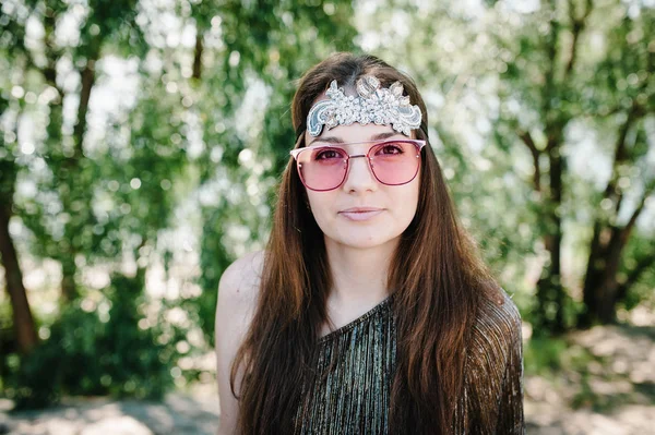 Schöne Glücklich Stilvolle Sexy Junge Mädchen Rosa Sonnenbrille Mit Grünen — Stockfoto