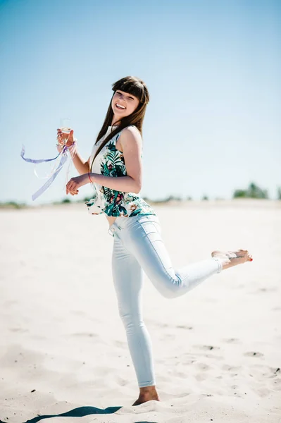 Menina Sexy Elegante Bonita Com Copo Vinho Divertindo Praia Areia — Fotografia de Stock