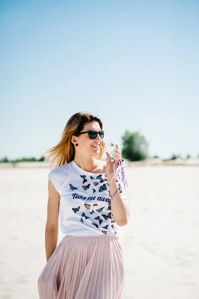 Schöne Stilvolle Sexy Junge Mädchen Mit Einem Glas Wein Spaß — Stockfoto