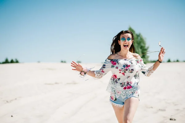 Glücklich Schöne Stilvolle Sexy Junge Mädchen Spaß Beim Laufen Sandstrand — Stockfoto