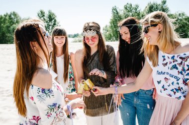 Eğleniyor ve ateş yakmak güzel mutlu şık seksi genç kız plajda, bekarlığa veda partisi boho tarzı sis bombası renkli 