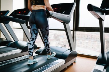 Spor Kulübü, spor kavram koşu bandı üzerinde çalışan genç kadın ayakları