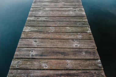 Göl su ormanda yansımalar ile eski ahşap köprüden parçası