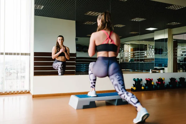 Ung Vacker Sexig Muskulös Kvinna Bära Sportkläder Gör Stretching Och — Stockfoto