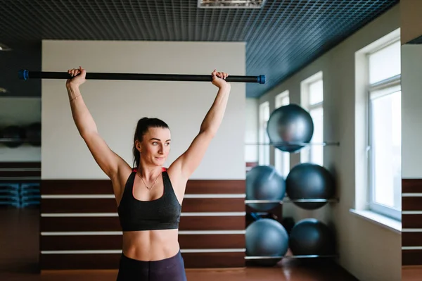 Stark Sportig Kvinna Gör Övningen Med Kroppen Bar Gym Begreppet — Stockfoto