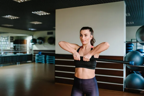 Stark Sportig Kvinna Gör Övningen Med Kroppen Bar Gym Begreppet — Stockfoto
