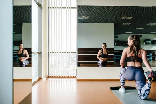 Mulher Fitness Jovem Fazendo Exercícios Alongamento Tapete Ginásio Frente Espelho — Fotografia de Stock