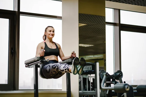 Unga Fitness Kvinna Hängande Och Utför Arbetet Med Magmusklerna Tryck — Stockfoto