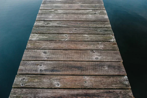 Göl su ormanda yansımalar ile eski ahşap köprüden parçası