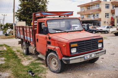  Eve yakın sokakta eski yük arabası