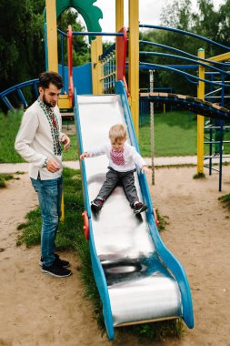 Küçük oğlan içinde nakış gömlek oyun üzerinde Playground içinde Park