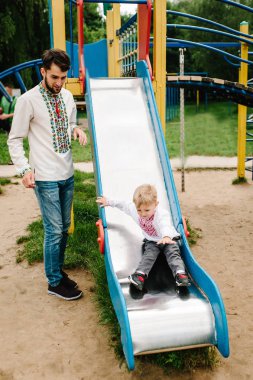 Küçük oğlan içinde nakış gömlek oyun üzerinde Playground içinde Park