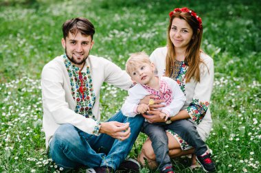 Genç aile ile oğul içinde nakış gömlek yürüyüş ve sahip olan eğlence içinde yeşil yaz Park 