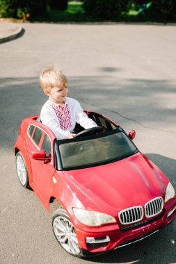 kırmızı araba sürme gömlek işlemeli çocuk 