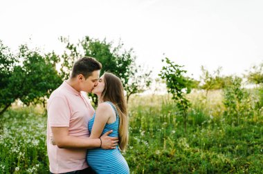 Yeşil sıcak yaz ahşap yürüyüş hamile kadın ve kocası