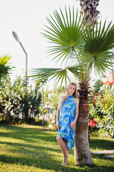 Jovem Posando Parque Tropical Verde — Fotografia de Stock