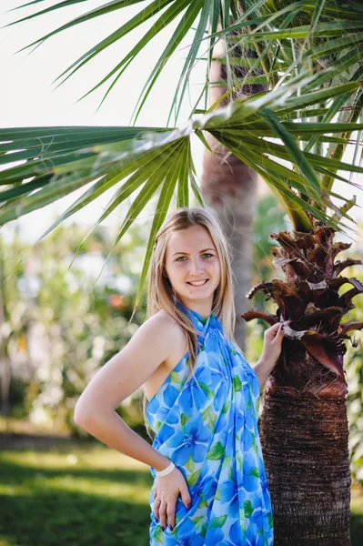 Jovem Posando Parque Tropical Verde — Fotografia de Stock