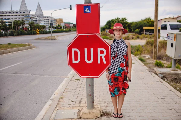 Giovane Donna Piedi Allo Stop Turchia — Foto Stock