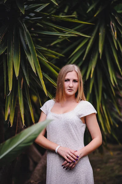 Junge Frau Posiert Grünen Tropischen Park — Stockfoto