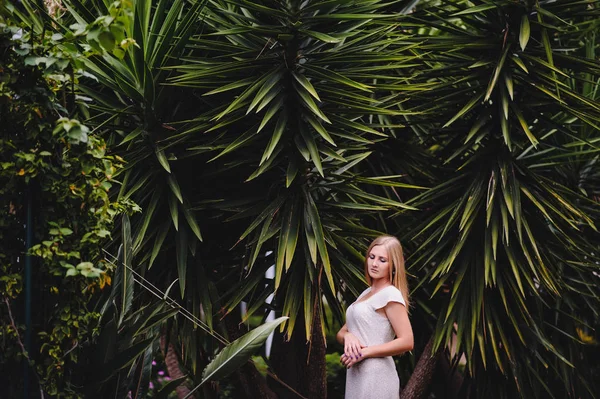 Junge Frau Posiert Grünen Tropischen Park — Stockfoto