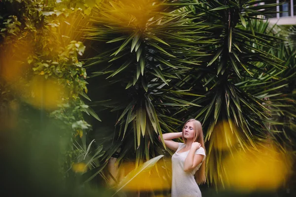 Junge Frau Posiert Grünen Tropischen Park — Stockfoto