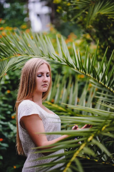 Młoda Kobieta Stwarzających Tropikalnym Parku — Zdjęcie stockowe