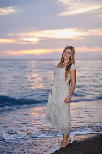 Jovem Loira Posando Praia Pôr Sol — Fotografia de Stock