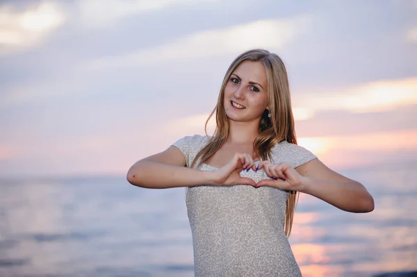 Jovem Loira Posando Praia Pôr Sol — Fotografia de Stock