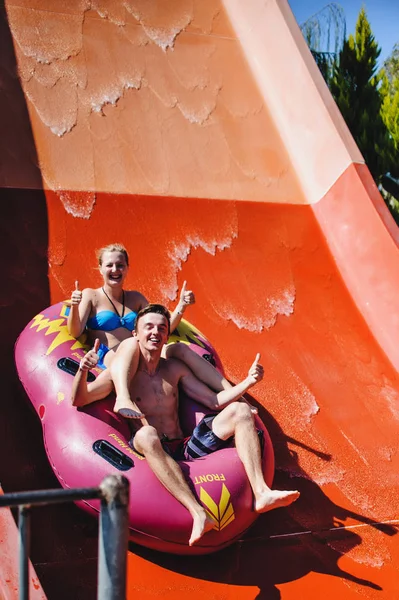 Glückliches Junges Paar Vergnügt Sich Pool Wasserpark — Stockfoto