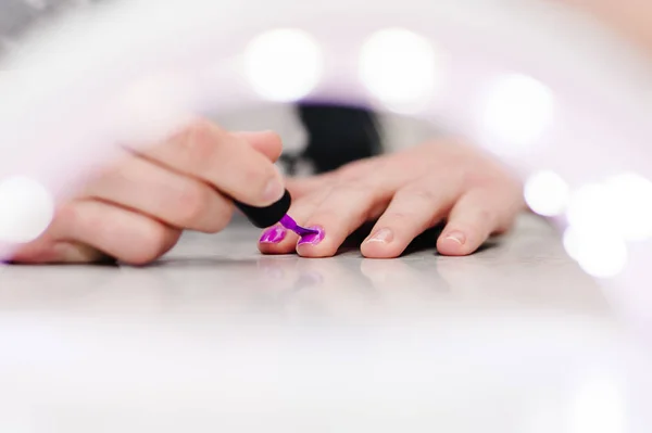 Zamknij Widok Kobiety Podejmowania Kolorowy Manicure — Zdjęcie stockowe