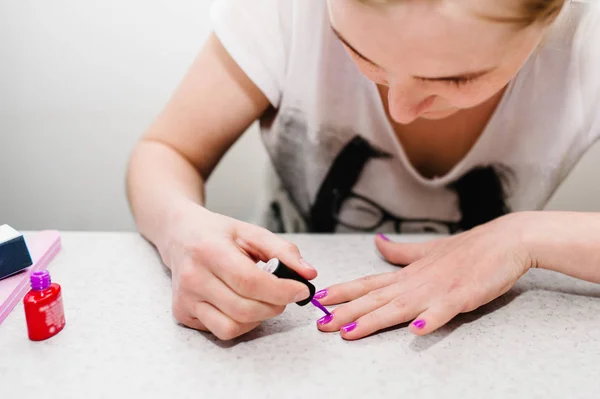 Vista Cercana Mujer Haciendo Manicura Colorida — Foto de Stock