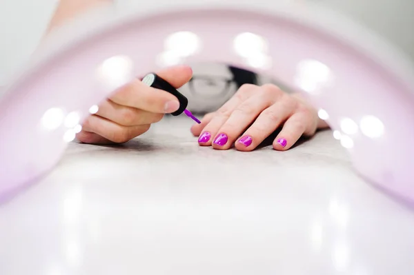 Zamknij Widok Kobiety Podejmowania Kolorowy Manicure — Zdjęcie stockowe